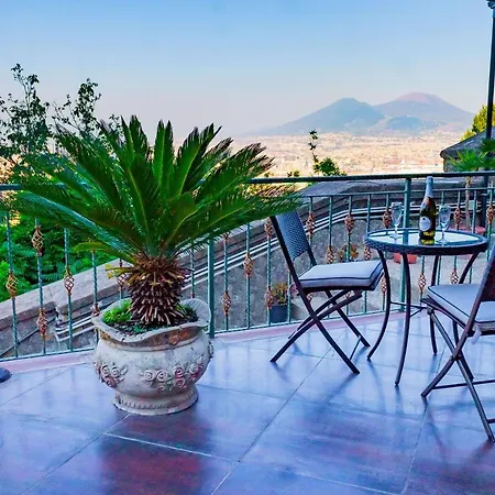 Vesuvio Rooftop, Host Napels