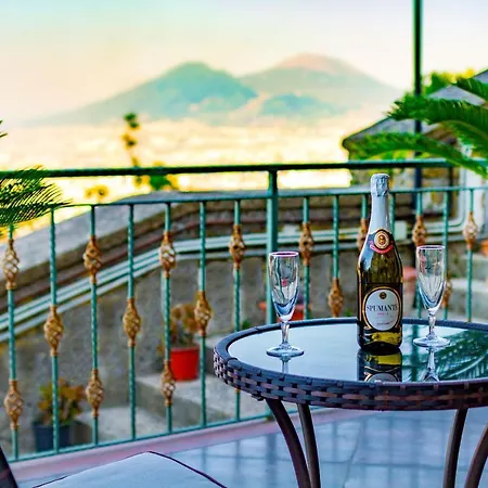 Vesuvio Rooftop, Host アパート